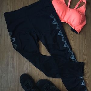 GapFit black leggings graphic large gap